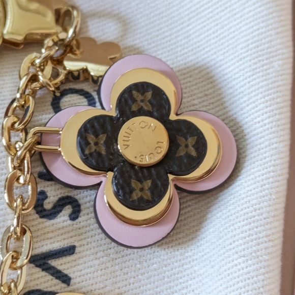 Louis Vuitton Flower Bag Charm. - Picture 6 of 13